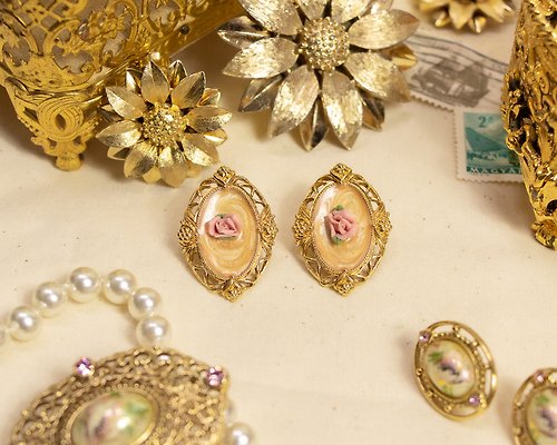 古飾案內所 美國Avon品牌古董 宮廷花窗鑲手捏玫瑰 珠光粉橘 鍍金耳針耳環