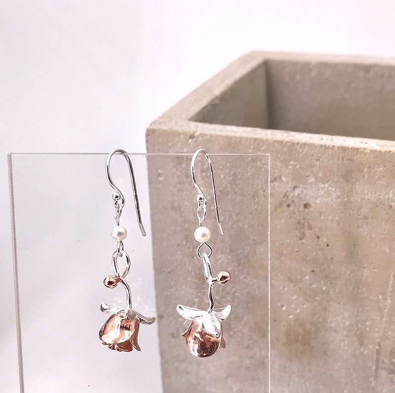 立體玫瑰花純銀 S925 防敏感珍珠耳環 - 耳環/耳夾 - 其他金屬 粉紅色