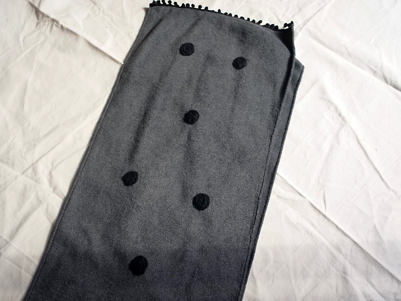 Winter limited wool felt dotted handmade scarf gray bottom black dots black ball - ผ้าพันคอถัก - ผ้าฝ้าย/ผ้าลินิน สีดำ