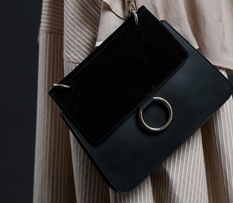 Fog metal ring double leather stitching shoulder leather hand dual-use bag - กระเป๋าแมสเซนเจอร์ - หนังแท้ สีดำ