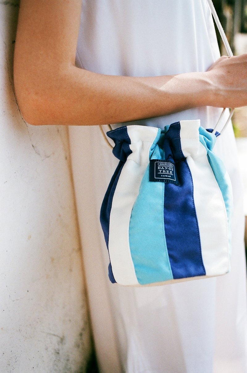 Side Back Bucket Bag_ Navy Blue - กระเป๋าแมสเซนเจอร์ - ผ้าฝ้าย/ผ้าลินิน สีน้ำเงิน