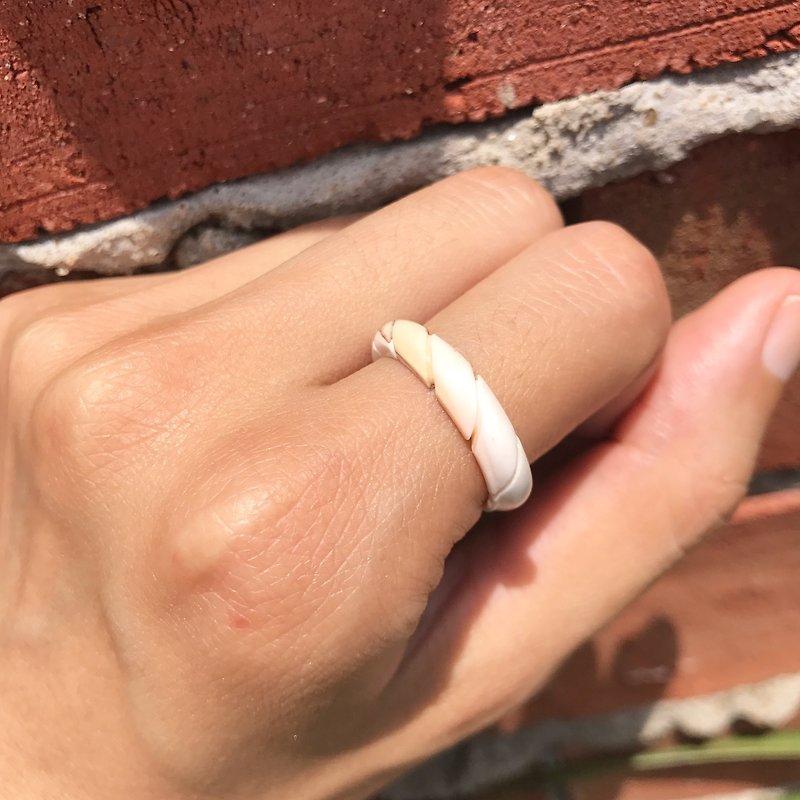 【Lost And Find】Natural  mother of pearl ring - General Rings - Gemstone White