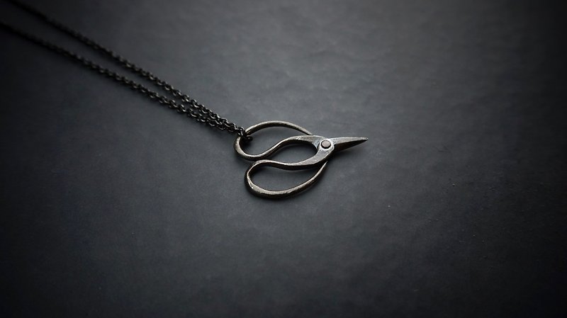 【Umbilical Plus House】Mini Scissors Series│Black Iron Scissors│Pure Silver Necklace - Necklaces - Sterling Silver 