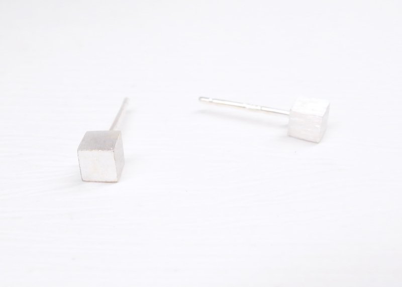 二毛銀【立體正小方型造型刮霧純銀耳環】一對 - 耳環/耳夾 - 其他金屬 銀色