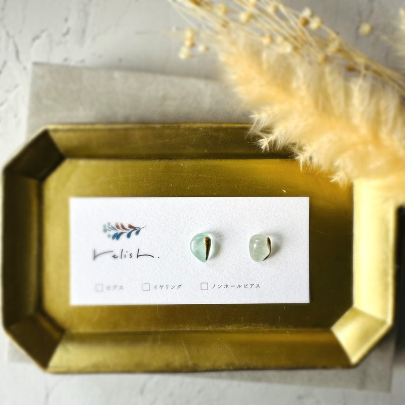 [Resale] Transparent small natural stone fluorite gold pierced earrings, non-pierced earrings, small, simple, green, clear, transparent, gold, gift, present - ต่างหู - หิน สีเขียว