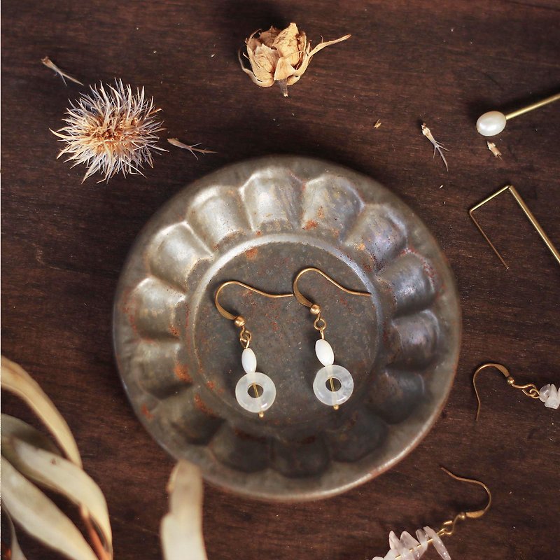 天然石古典耳環系列-糖霜甜甜圈 - 耳環/耳夾 - 玉石 白色