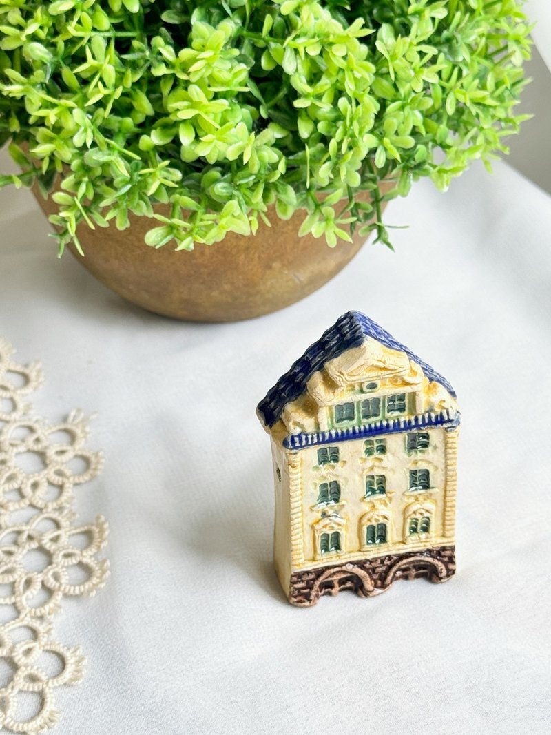 [Good Day Fetish] Vintage/antique hand-made clay hut in Prague, Czech Republic - Items for Display - Pottery Gold