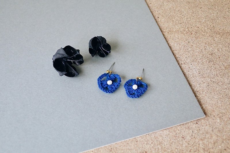 【endorphin】繡線編織珍珠耳環-鈷藍色 - 耳環/耳夾 - 棉．麻 藍色
