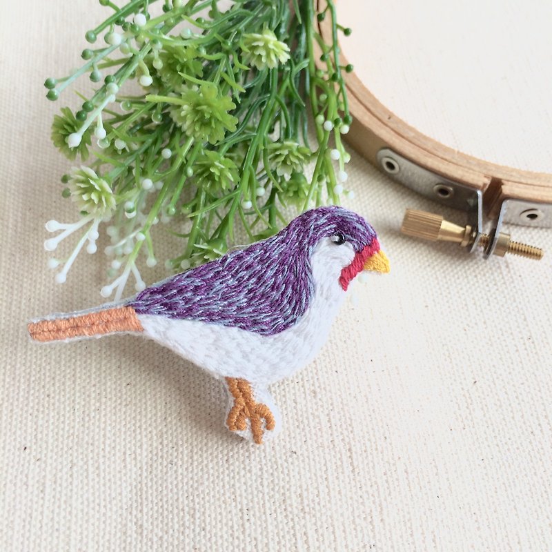 手作り刺繡※鳥の不思議なカラーピン - ブローチ - 刺しゅう糸 パープル