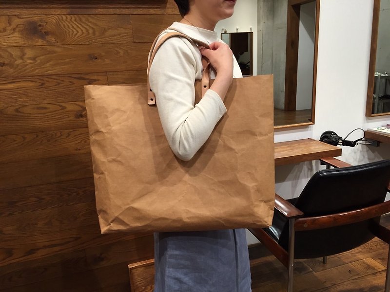手提袋 Tote Bag Grand 大包包 /肩背包 : Tyvek and Kraft paper bag /防水 /抗撕破 /牛皮紙 /日常包款 - กระเป๋าถือ - กระดาษ สีนำ้ตาล