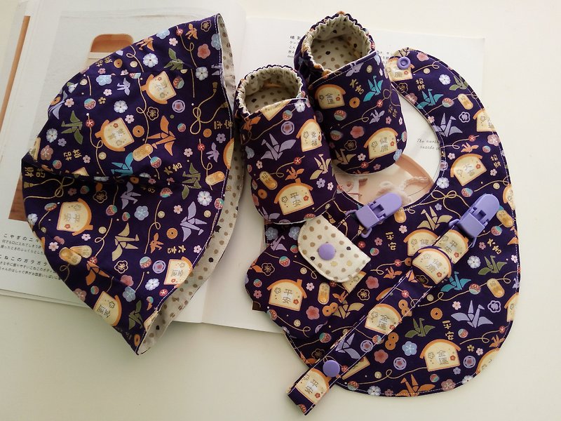 藍紫底平安健康字樣彌月祝福禮 嬰兒鞋+圍兜+嬰兒帽+平安符袋+扣帶奶嘴夾 - 彌月禮盒 - 棉．麻 藍色