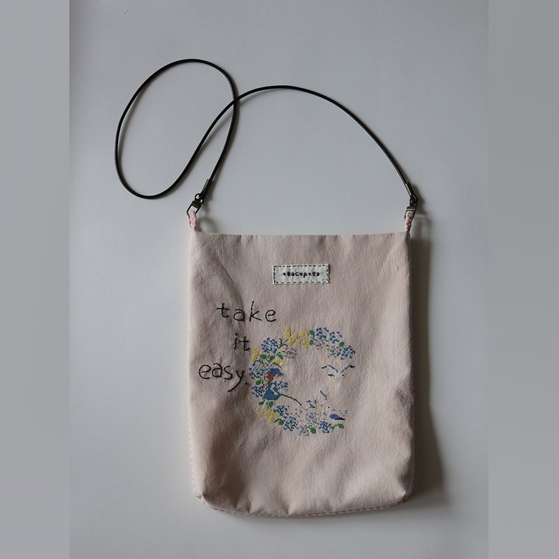 garden sets| take it easy Hand-embroidered cross-body cloth bag - กระเป๋าแมสเซนเจอร์ - ผ้าฝ้าย/ผ้าลินิน หลากหลายสี