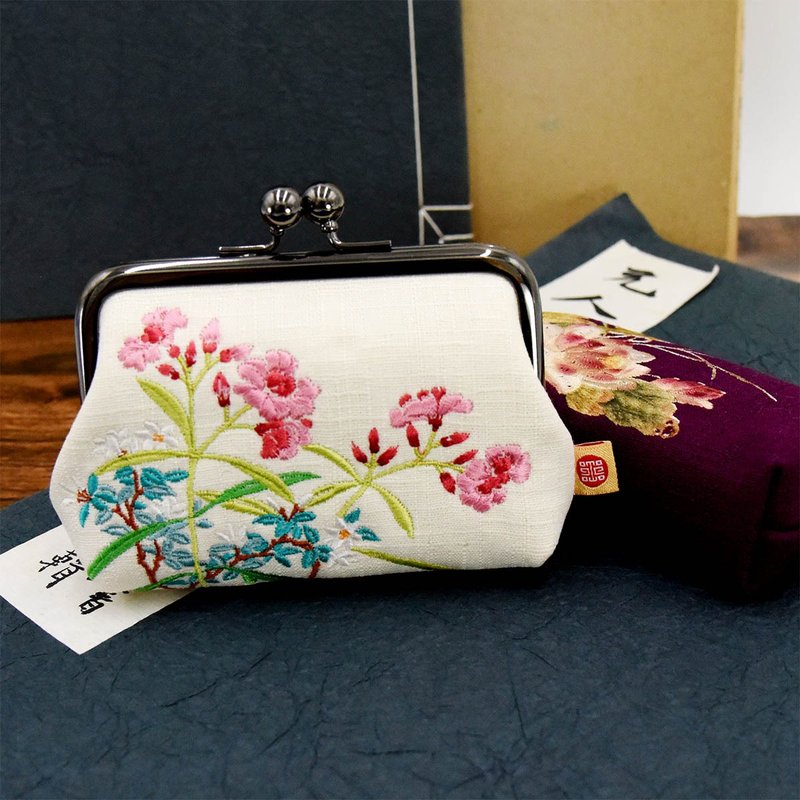 夏景花卉刺繡口金包 - 化妝包/收納袋 - 其他人造纖維 