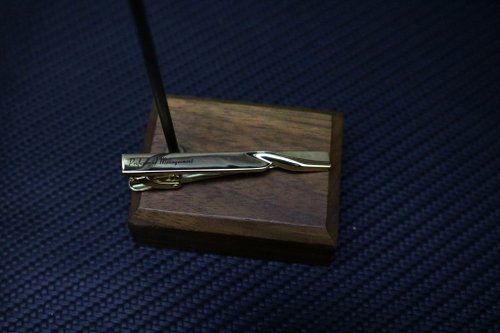 シルバーのユニークなツイストシェイプのネクタイピンクリップ