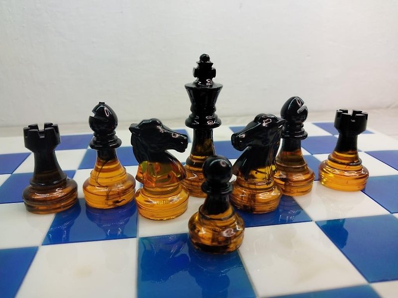 ボード付きカスタム樹脂チェスセット |キングのサイズ 2.75 インチ (7 cm) |エポキシ樹脂 - ボードゲーム・玩具 - レジン オレンジ