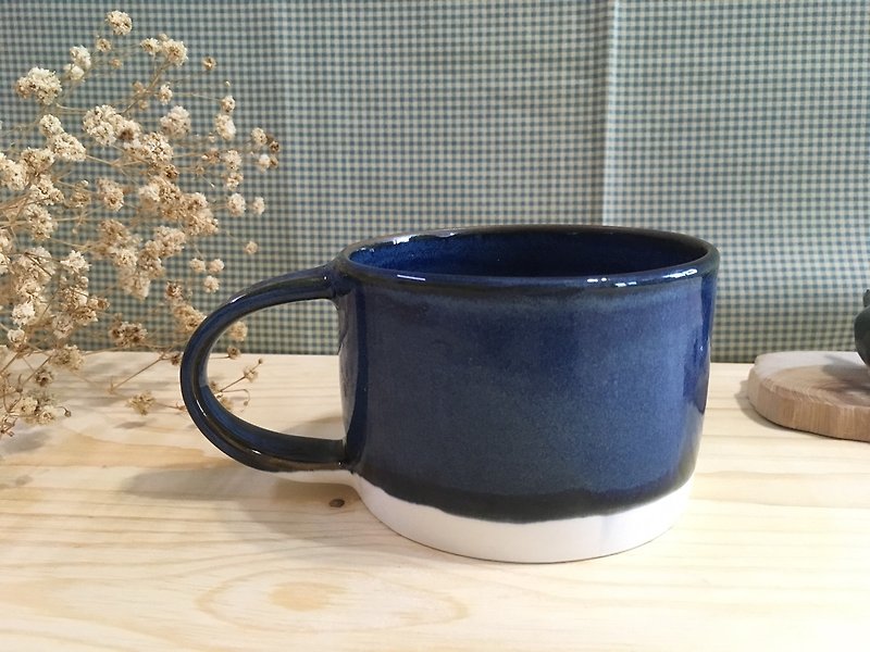 Mysterious sea - handmade pottery cup (white) - แก้วมัค/แก้วกาแฟ - ดินเผา สีน้ำเงิน