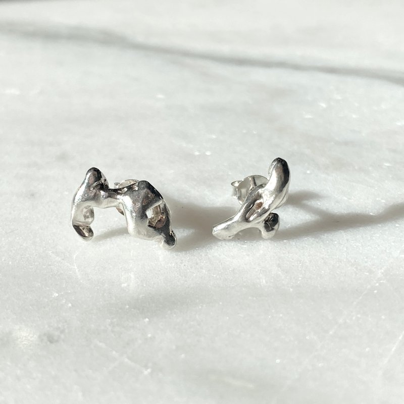 【純銀手作】潺潺水流不規則耳針耳環 - 耳環/耳夾/耳骨夾 - 純銀 銀色