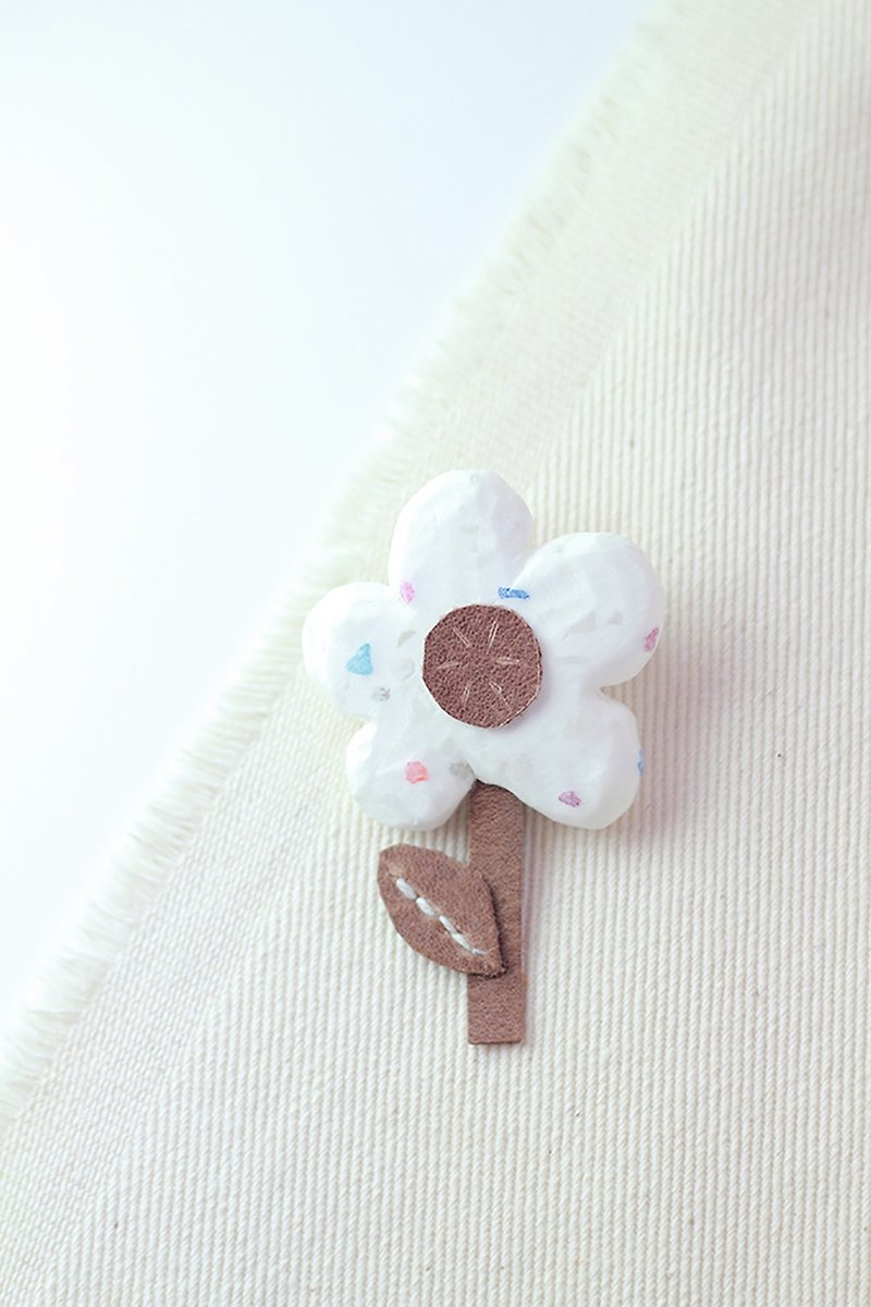 Flower-shaped white grindstone brooch pin - Brooches - Clay White