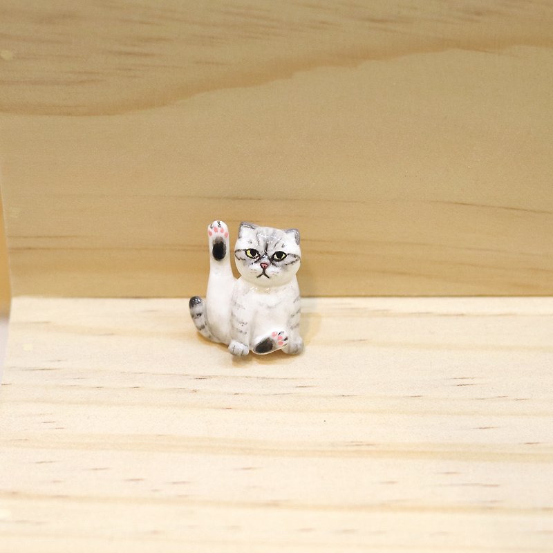 Gray cat sitting with leg up brooch, Gray cat brooch, Gray cat pin - 心口針/胸針 - 黏土 灰色