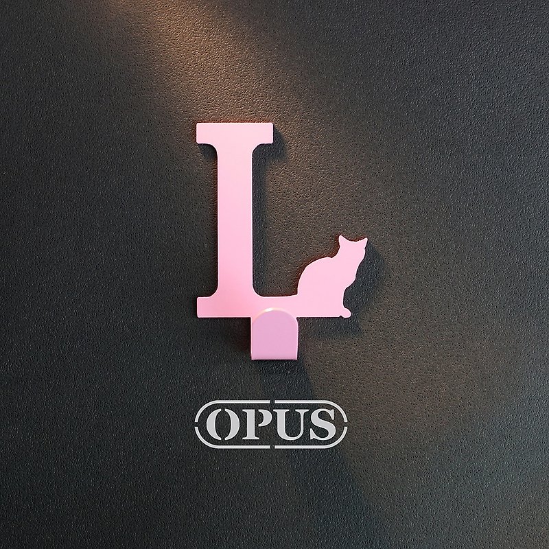 [OPUS Dongqi Metalworking] When a cat meets the letter L-Hook (Pink)/Valentine's Day Gift/No Mark - ของวางตกแต่ง - โลหะ สึชมพู