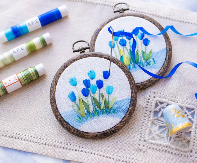 毛線 編織線材 青チューリップの花刺繍の製作キット リボン刺繍はじめませんか シルクぼかしリボンで簡単に作れるキットです 設計館 Art Fiber Edo Pinkoi