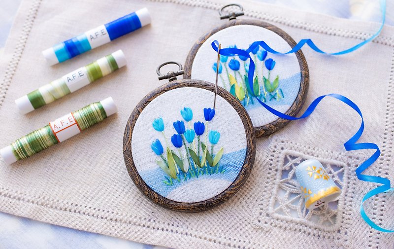 青チューリップの花刺繍の製作キット【リボン刺繍はじめませんか】シルクぼかしリボンで簡単に作れるキットです - 編織/刺繡/羊毛氈/縫紉 - 繡線 藍色