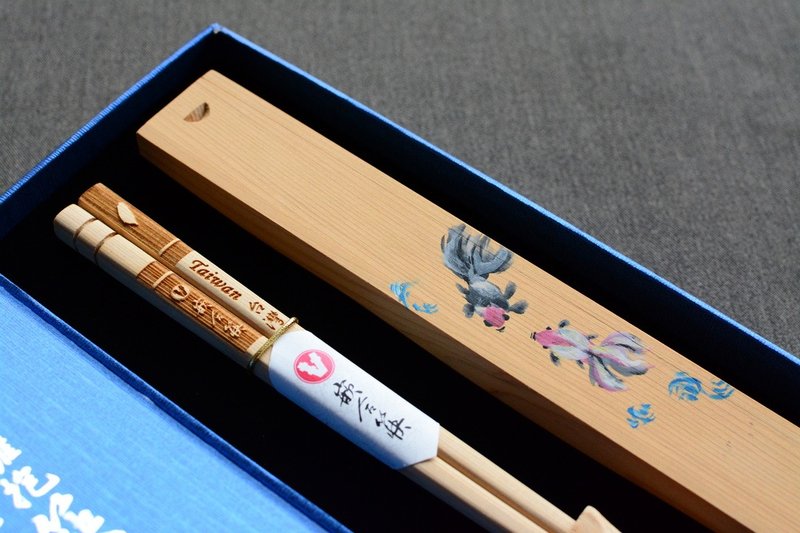 吉祥隨繪禮盒組 台灣特色紀念品 客製筷子禮品 台灣檜木筷子組 - 筷子/筷架 - 木頭 咖啡色