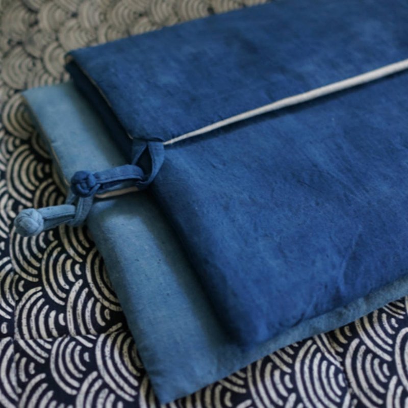 Blue plant blue dye 13-inch MacBook Apple notebook laptop liner bag computer bag protective cover - กระเป๋าแล็ปท็อป - ผ้าฝ้าย/ผ้าลินิน สีน้ำเงิน