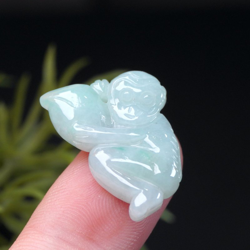 【好彩頭】飄陽綠翡翠猴採桃項鍊 | 天然緬甸玉A貨翡翠 | 送禮 - 吊飾/掛飾 - 玉石 多色