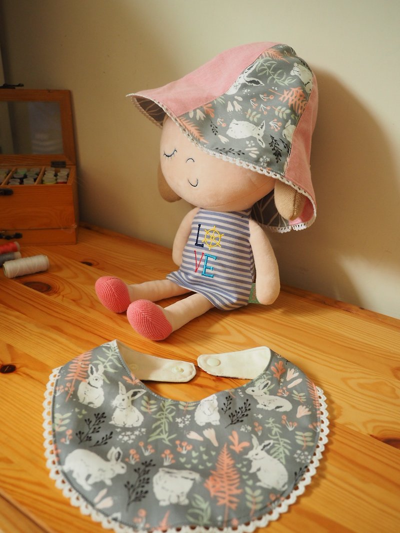 Handmade reversible pink rabbit hat and bib gift set - ของขวัญวันครบรอบ - ผ้าฝ้าย/ผ้าลินิน สึชมพู