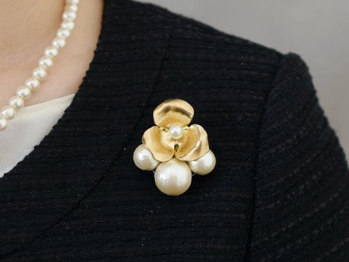 atelier-erico 【ブローチ】アンティークな真鍮のお花 コットンパール