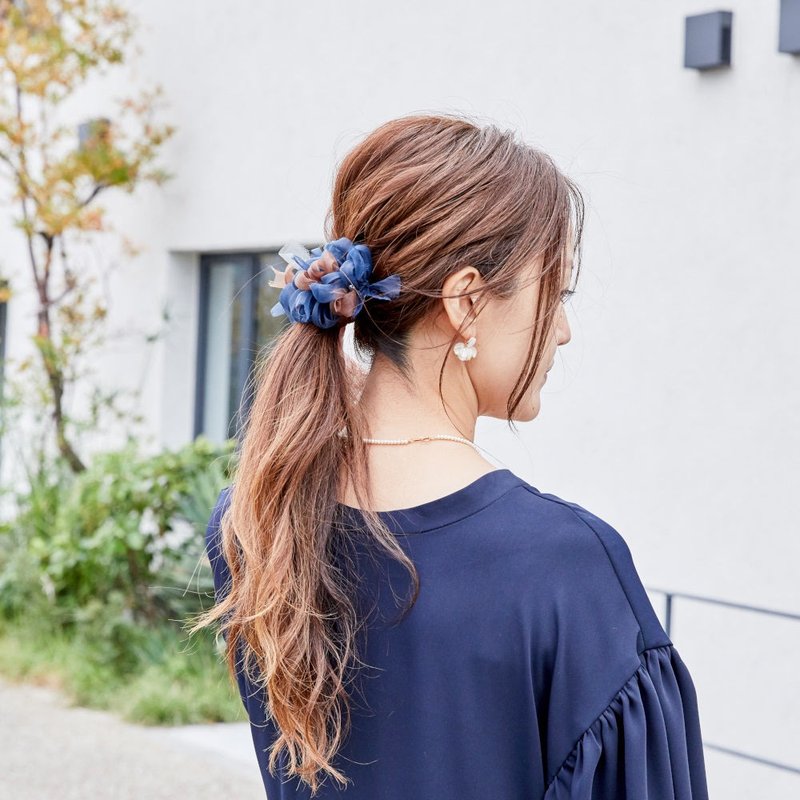 Azzurro | Blooming crochet barrette/clip - เครื่องประดับผม - เส้นใยสังเคราะห์ สีน้ำเงิน