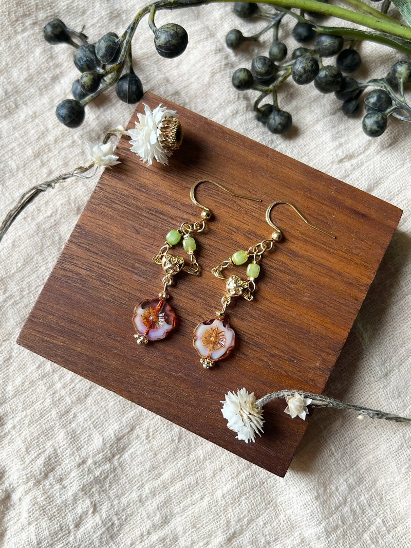 玻璃米珠x天然石 捷克玻璃珠 紅花 防敏鋼耳環 - 耳環/耳夾/耳骨夾 - 不鏽鋼 紅色