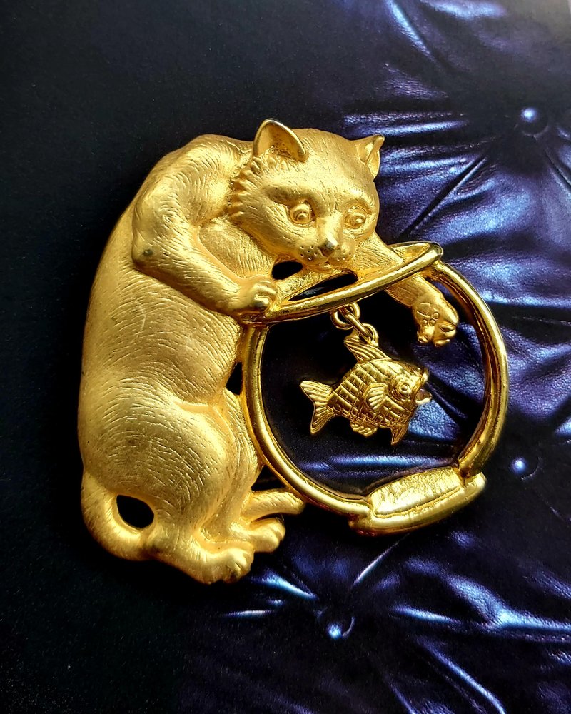 西洋古董飾品。JJ  非常愛魚缸的貓 - 金色調 別針 - 徽章/別針 - 其他金屬 金色