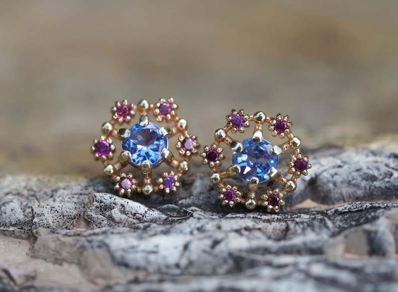 タンザナイトとダイヤモンドをあしらったK14ゴールドのイヤリングスタッド - ピアス・イヤリング - 貴金属 オレンジ