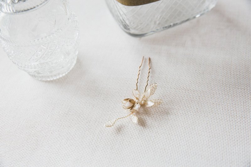 Bridal headwear // Crease early autumn new product resin flower two-piece hair accessory QS980 - Hair Accessories - Other Materials Transparent