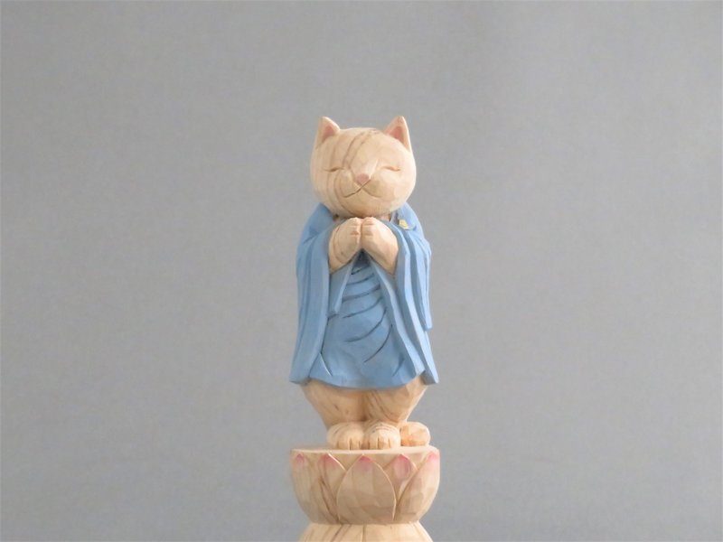 木彫りの立った合掌猫　袈裟を着た猫仏さま　仏像ねこ1805 - 置物 - 木製 ブルー
