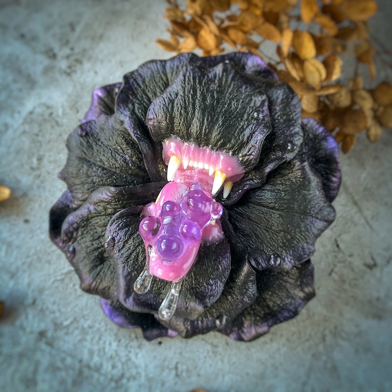 Black flower with teeth brooch/pendant jewelry, witch, punk, gummy bea - Necklaces - Other Materials Black