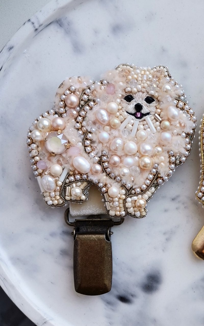 Cream pomeranian jewelry brooch, dog show clip, pet portrait, dog lover gift - 胸針 - 玻璃 金色