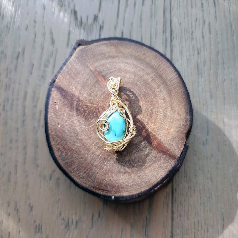 [Handmade by Qu Shuichen] Turquoise Metal Wire Braided Pendant - สร้อยคอ - เครื่องเพชรพลอย สีทอง