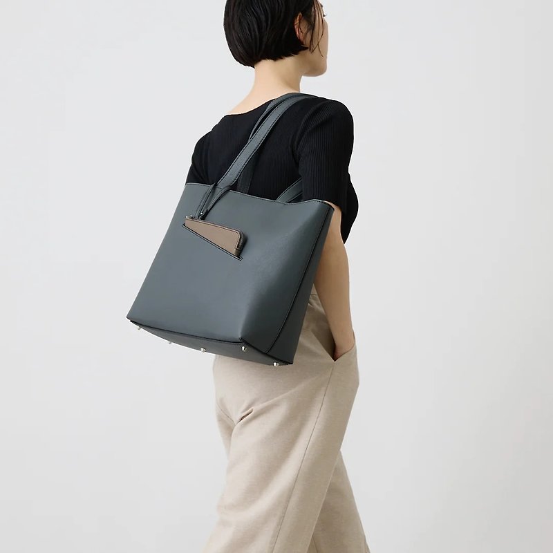 Linear zipper tote bag - smoked gray - กระเป๋าแมสเซนเจอร์ - หนังแท้ สีเทา