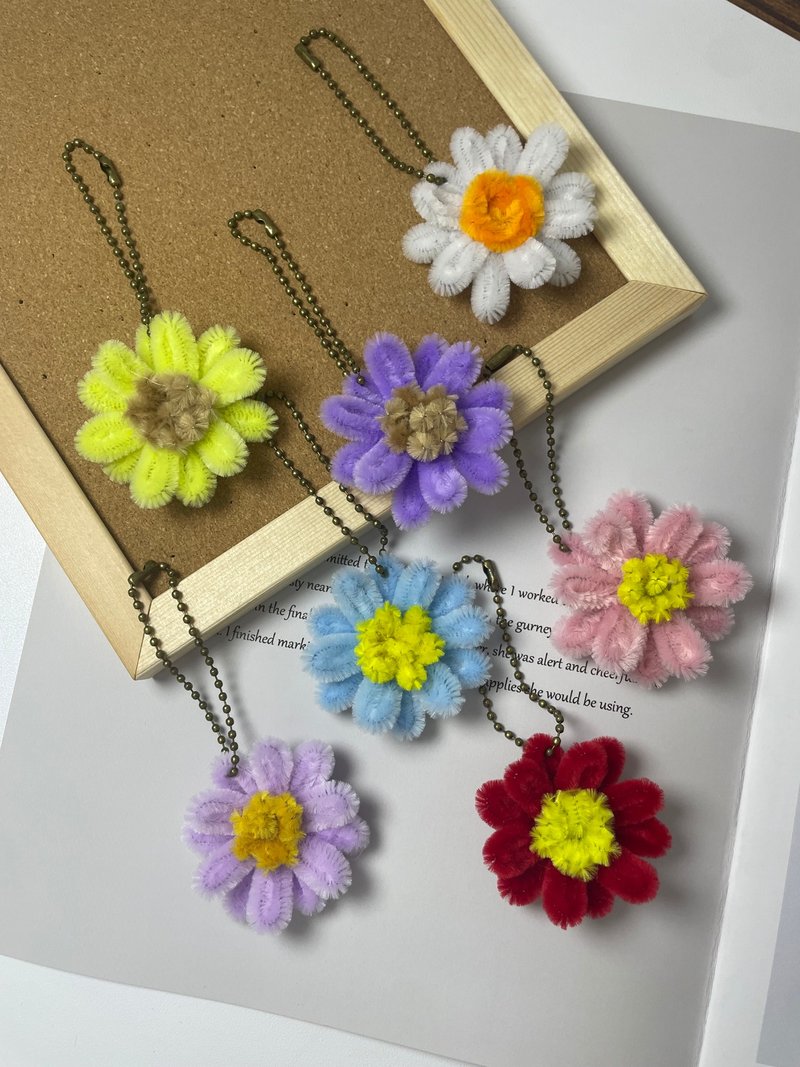 5cm fresh and cute daisy pendant - พวงกุญแจ - วัสดุอื่นๆ หลากหลายสี