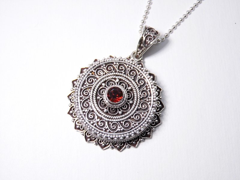 Garnet fine classical pattern Ga woo box necklace inlaid hand-made in Nepal - สร้อยคอ - เครื่องเพชรพลอย สีเงิน