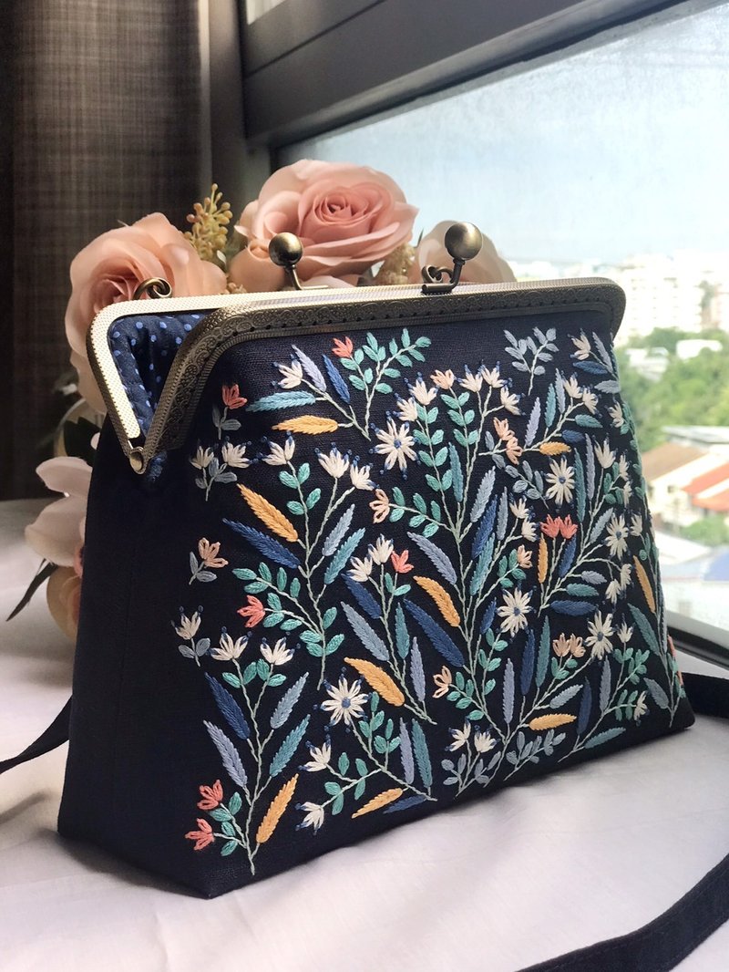 Hand-embroidered bag,Shoulder bag,Crossbody bag - 側背包/斜背包 - 棉．麻 