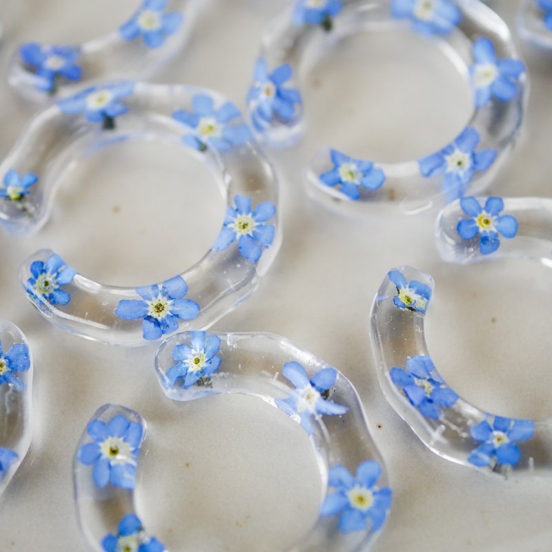 Real flower/forget-me-not ear cuff - Earrings & Clip-ons - Resin Blue