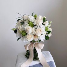 花材】大輪のブルー、白バラ、チューリップ、ナチュラル系