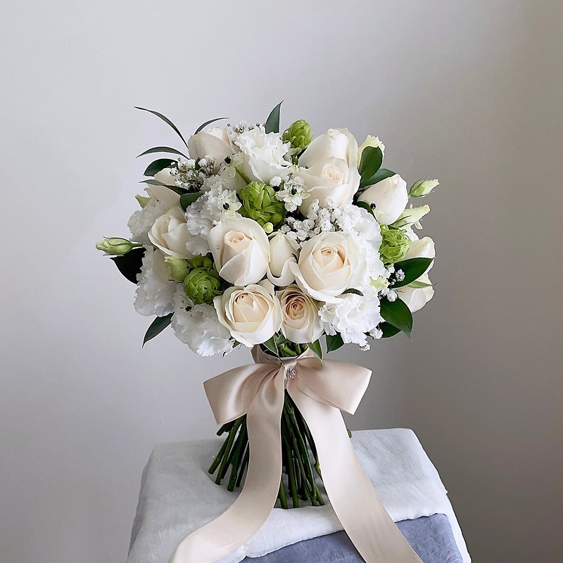 [Flowers] Classic semicircular flower bouquet of white and green roses and lisianthus - Other - Plants & Flowers White