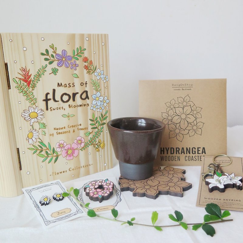 Goody bag - mass of flora sweet and blooming - เข็มกลัด - ไม้ สีเขียว