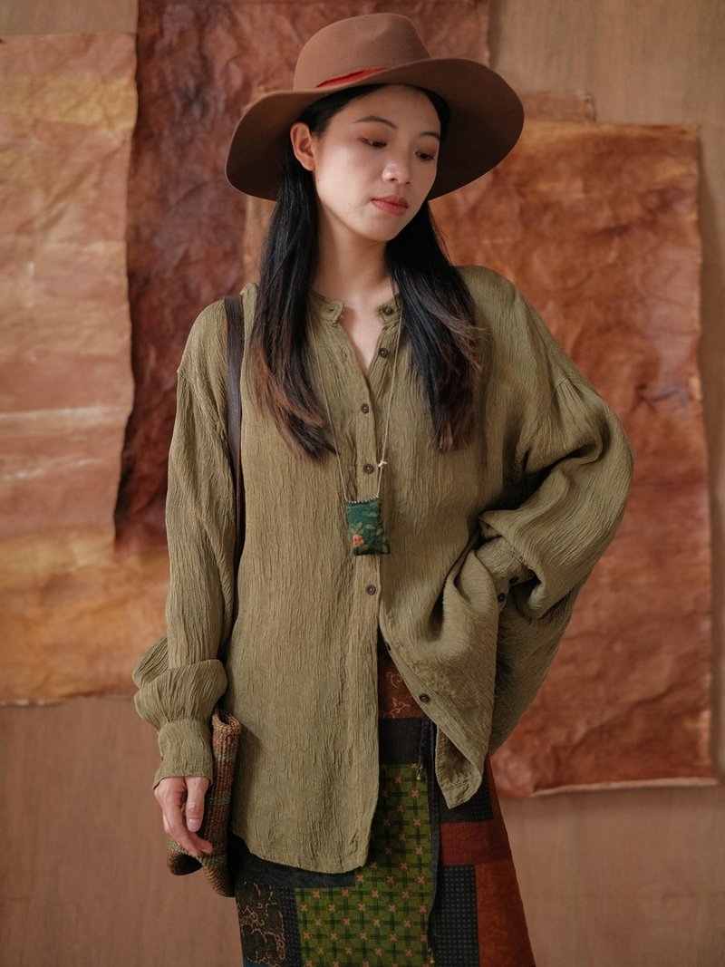 秋香色 開襟立領垂墜提花慵懶人絲植物染長袖襯衫 - 女襯衫 - 棉．麻 綠色