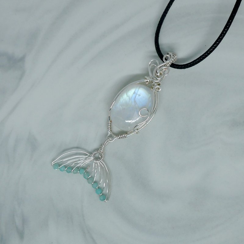 【Yuemu. Pleasant to the eyes] Moonlight fish shadow - moonstone - Stone- metal wire braiding - pendant - สร้อยคอ - เครื่องประดับพลอย สีใส